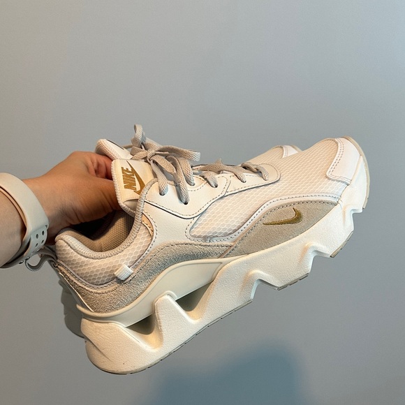 Nike - Picture 2 of 6